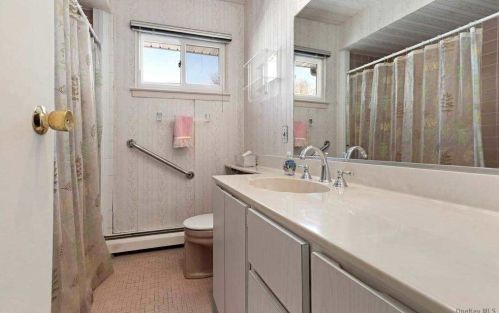 10 Pollok Pl, Hicksville NY 11801-2220 exterior