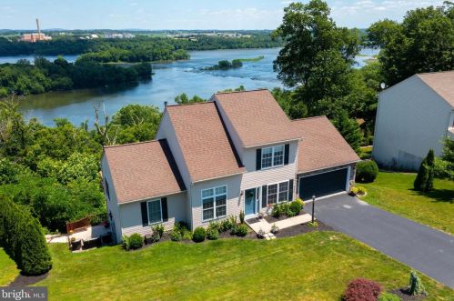 425 Burberry Ln, Mount Wolf, PA 17347-8720