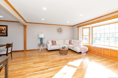 545 Queen St, Westbury NY  11590-1399 exterior