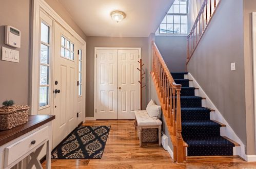 37 Auburn St, Babylon, NY 11704-7706