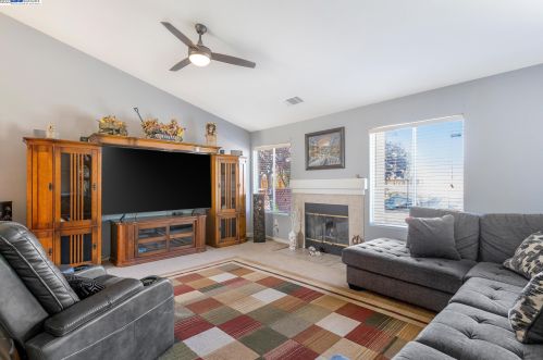 1609 Sandy Creek Dr, Newman, CA 95360-9634