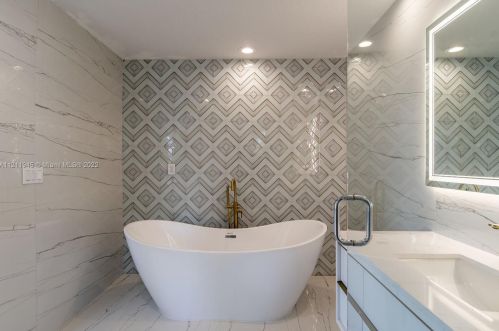 947 Nautilus Isle, Dania Beach FL  33004-2356 exterior