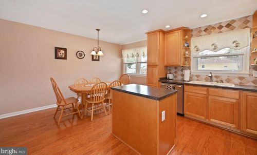 210 Wayne Dr, Riverton NJ  08077-3843 exterior
