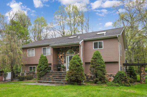 122 Oak Ridge Cir, Mahopac, NY 10541-2937