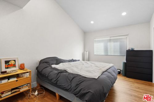 327 Madison Way, Glendale CA  91205-3325 exterior