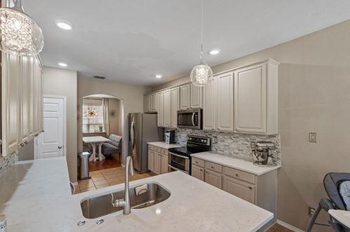 6001 Sun Ray Dr, Denton TX  76208-6823 exterior