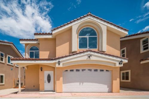 3824 119th St, Hawthorne, CA 90250-3220