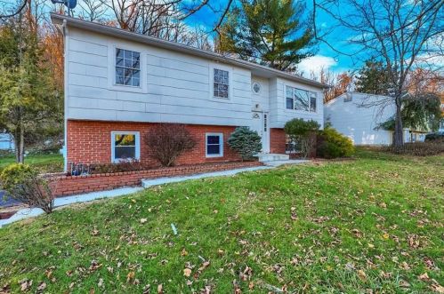 30 Gleason Dr, Thiells, NY 10984-1616