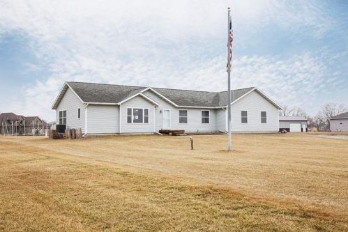 2022 72nd St, Adelphi IA  50237-2108 exterior