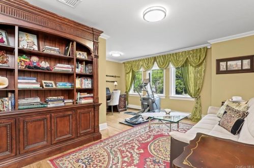 471 Bonnie Ct, Yorktown Hgts NY  10598-2001 exterior