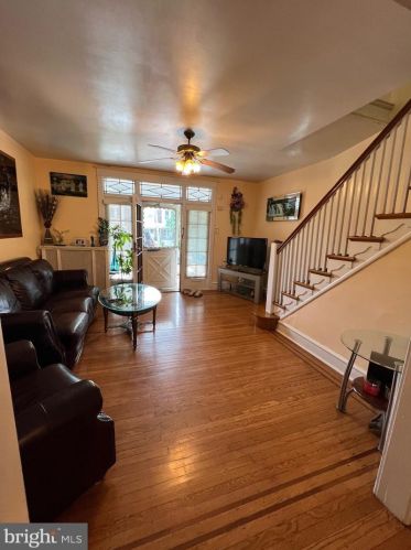 4622 C St, Philadelphia, PA 19120-4523