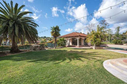 1129 Sugarbush Dr, Vista CA  92084-6605 exterior