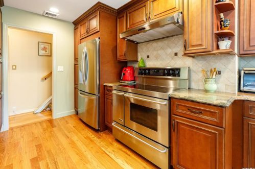 4016 Anne Dr, Seaford NY  11783-1712 exterior