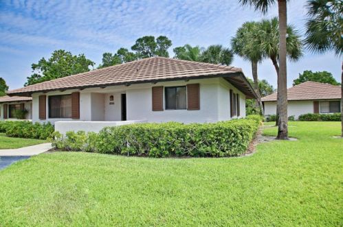 835 Club Dr, West Palm Beach, FL 33418-7059