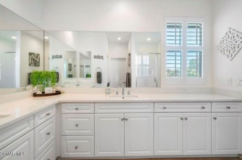 3204 Lisbon Ln, Oxnard CA 93036-7623 exterior