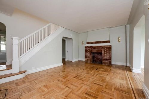 2340 Laconia Ave, Bronx NY  10469-1441 exterior