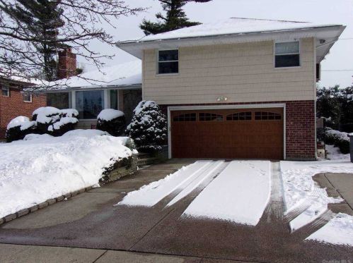 31 Edgewood Dr, New Hyde Park, NY 11040-3737