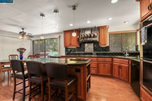 5525 Merritt Dr, Concord CA 94521-4708 exterior