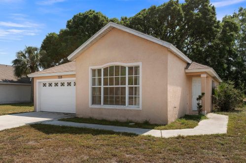 725 Roselyn Ave, Fort Pierce, FL 34982-5832