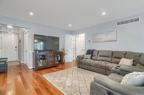 451 Panorama Dr, Mohegan Lake NY  10547-1204 exterior