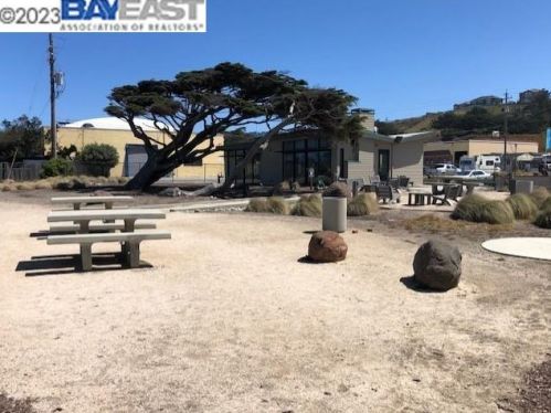 208 2nd Ave, Pacifica CA  94044-2202 exterior