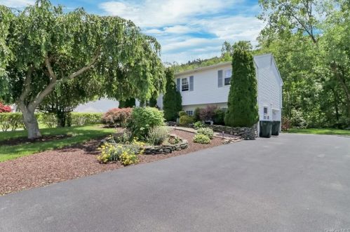 20 Grant Dr, Monroe, NY 10950-5133