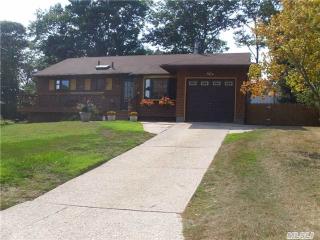 7 Elayne Ct, Smithtown, NY 11787-3107