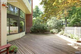 22 Daniel Ct, Ridgewood, NJ 07450-5139