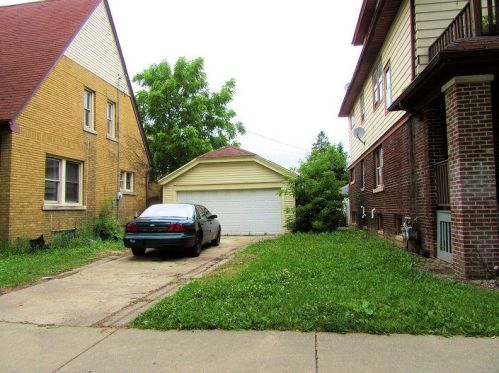 1718 Capitol Dr, Milwaukee WI  53211-1910 exterior