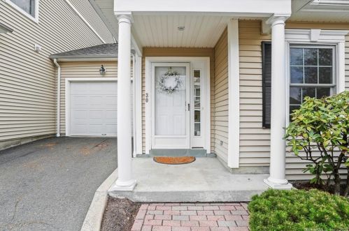 30 Hawthorne Ridge Cir, Bridgeport, CT 06611-5724