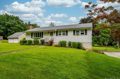 118 Derry Hill Rd, Uncasville, CT 06382-1904