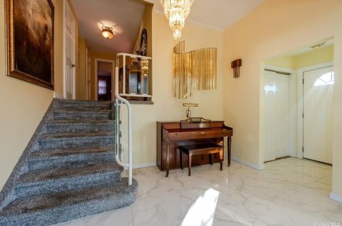 100 Venetian Blvd, North Lindenhurst, NY 11757-6106