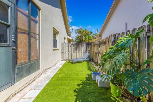 216 9th St, Dania Beach FL  33004-4439 exterior