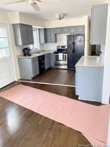 21 Wentworth St, Milford CT  06461-2352 exterior