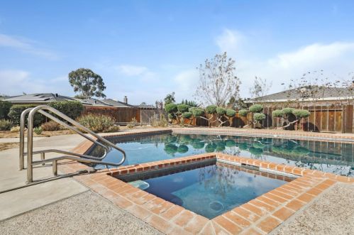 121 Marks Dr, Hollister CA  95023-6319 exterior