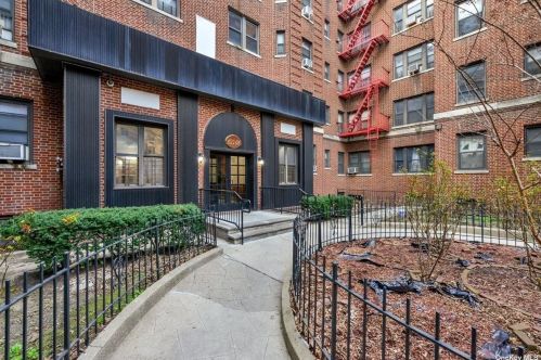 15501 90th Ave, Jamaica, NY 11432-3801