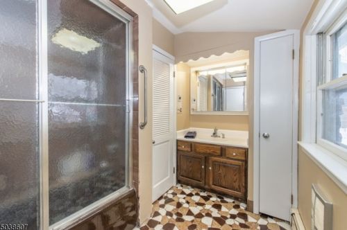 84 Susquehanna Ave, Lincoln Park, NJ 07035-2231