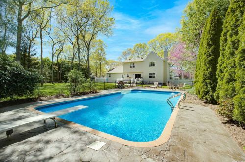 81 Drew Dr, Eastport NY  11941-1334 exterior