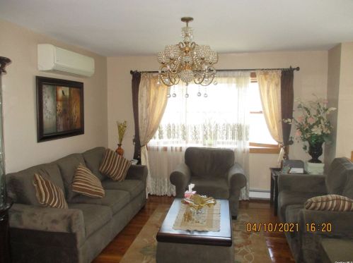 326 Sea Cliff St, Islip Terrace, NY 11752-1109
