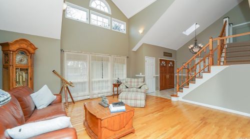 18 Drew Dr, Eastport NY  11941-1335 exterior