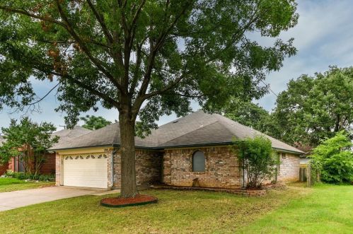 729 Cross Ridge Cir, Fort Worth, TX 76120-2437