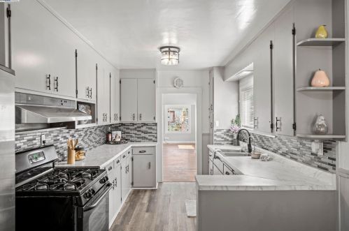 6035 Holway St, Oakland CA  94621-4137 exterior
