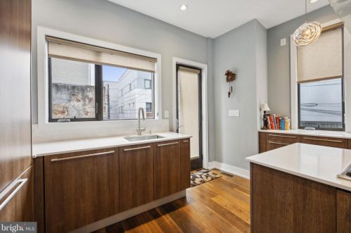 310 Fairmount Ave, Philadelphia PA  19123-2931 exterior
