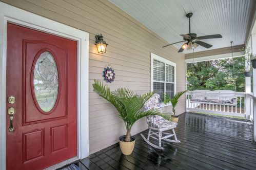 32 Orange Ave, Umatilla, FL 32784-9323