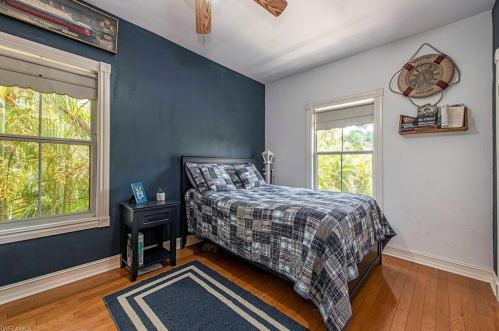 9422 Vanderbilt Dr, Naples FL  34108-2309 exterior