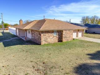 732 Cross Timbers Dr, Oklahoma City, OK 73160-6162