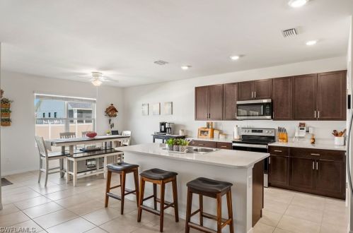 1105 1st Pl, Cape Coral, FL 33993-1143