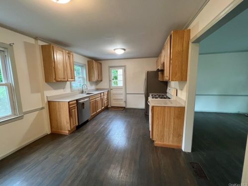 39 Wallace Pl, White Plains, NY 10606-3210