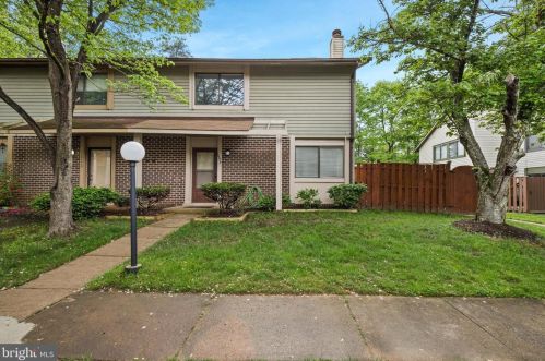 10679 Spring Oak Ct, Springfield VA  22015-2214 exterior