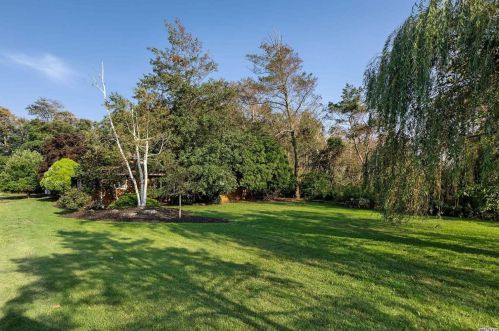 156 Cross Rd, Oakdale, NY 11769-2143